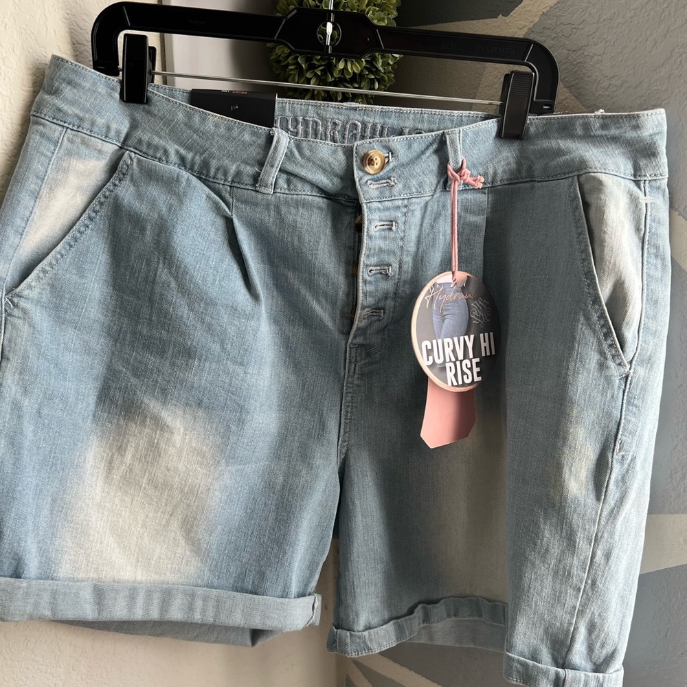 Curvy high waisted denim shorts